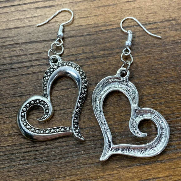 Large Decorative Heart Earrings - Picture 4 of 7